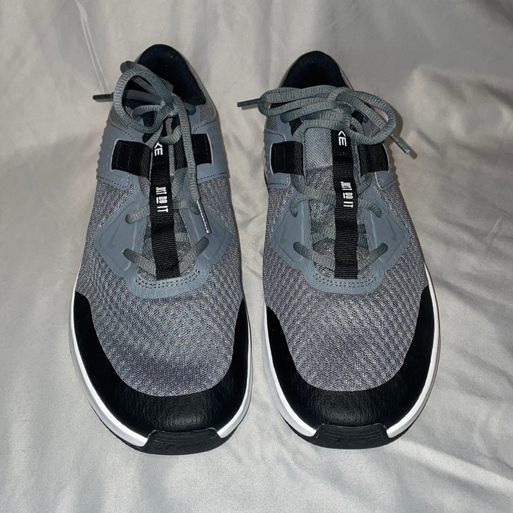 Size 10 Men’s Nike Grey White Black Athletic Shoes Sneakers Tennis Shoes